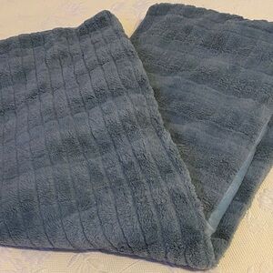 Koolaburra by UGG Olive  Green and mint Fleece Blanket , thicker material